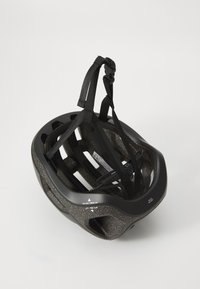 Schwarzer Fahrradhelm mit matter Oberfläche, ausgestattet mit Belüftungsöffnungen, verstellbaren Riemen und einer strukturierten Innenschicht für zusätzlichen Komfort.
