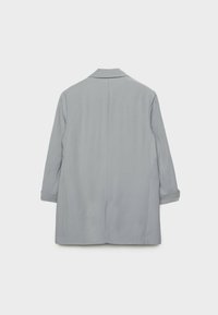 Blazer gris clair à manches longues avec col cranté et fente au dos, présenté à plat de dos sur un fond blanc.