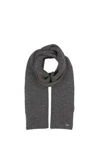 Écharpe grise en tricot avec une texture côtelée, pr�ésentant de légères variations de couleur et une petite étiquette métallique au bout.