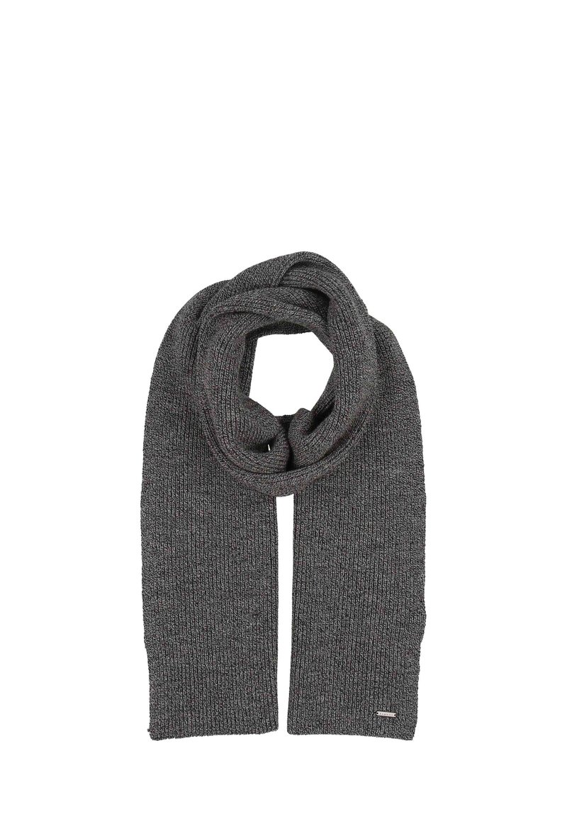 Écharpe grise en tricot avec une texture côtelée, présentant de légères variations de couleur et une petite étiquette métallique au bout.