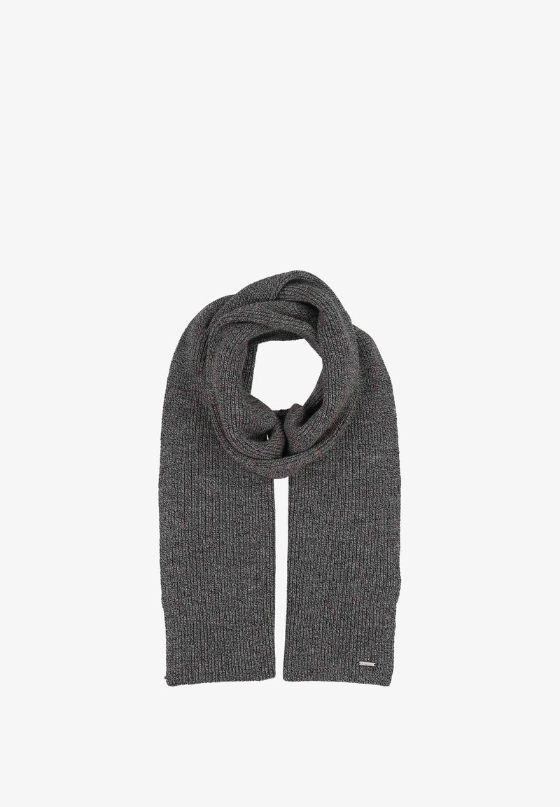 Grå strikket tørklæde med ribbet struktur, der har subtile farvevariationer og et lille metallogo tag i enden.