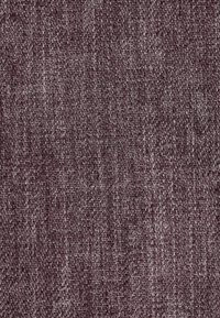 Textilní látka ve střední purpurové barvě, s texturovaným tkaním. Povrch vykazuje jemné variace v barvě a hustotě vláken.