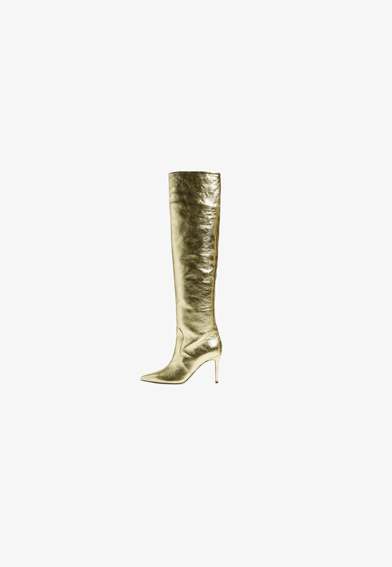 Bota de tacón stiletto dorada hasta la rodilla con punta afilada y textura brillante y lisa. Presenta una silueta ajustada y un diseño minimalista.