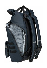 Rolltop-Rucksack aus dunkelblauem Stoff mit einem geometrischen Innenmuster, gepolsterten Trägern und mehreren Außentaschen zur Aufbewahrung.