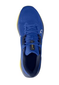 Chaussure de sport bleue avec une tige en mesh texturé, semelle extérieure jaune et accents bleu marine. Comprend des lacets et une étiquette de langue de marque.