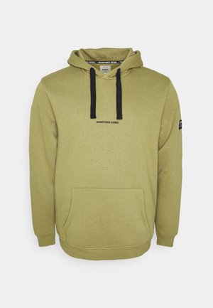 Oliivinvihreä hupullinen paita mustilla kiristysnauhoilla, etutasku, "Redefined Rebel" -teksti rinnassa ja pieni merkki vasemmassa hihassa.