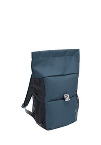 Zaino blu a riporto con accenti grigi, tessuto testurizzato, spallacci regolabili, tasche laterali in rete e chiusura anteriore a fibbia.