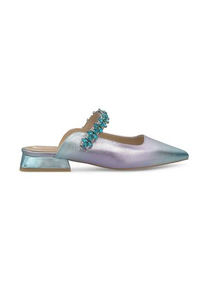 Mules métalliques irisés avec un bout pointu et un petit talon carré, présentant une bande décorative de pierres turquoise le long de l'empeigne.