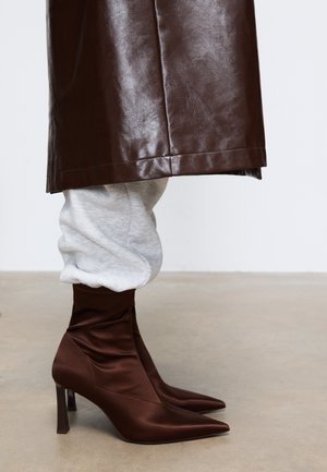 Stradivarius STRETCH - Klasične gležnjače - brown