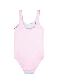 Helles rosa Einteiler-Badeanzug mit rundem Ausschnitt, breiten Schulterträgern und einem einfarbigen hellblauen Akzent an den Beinausschnitten. Glatte Stofftextur.