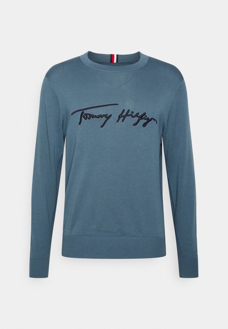 Maglione blu in morbido tessuto, con collo a giro e maniche lunghe, dotato di ricamo del logo "Tommy Hilfiger" sul petto.