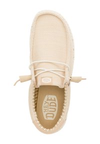 Hellbeige Schnürsneaker mit einem atmungsaktiven Obermaterial aus Mesh, runder Zehenpartie, gesteppten Details und einer gepolsterten Innensohle mit "HEY DUDE"-Markierung.