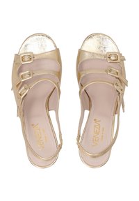 Gouden sandalen met een glanzende metalen teencap, meerdere gespsluitingen, open zijkanten en een gevoerde inlegzool. Merkennaam "VENEZIA" zichtbaar.