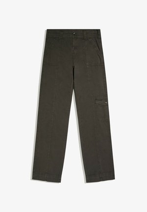 Pantalon cargo vert foncé droit avec poches à rabat à l'avant et sur les côtés, passants pour ceinture et fermeture par bouton à la taille.