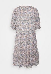 Robe florale mi-longue en tissu léger, avec des manches bouffantes, un col rond et un ourlet fluide. Les motifs incluent des fleurs bleues et roses.