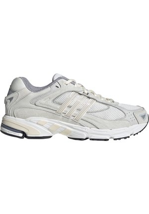 Jasnoszary i biały sportowy but z siateczkowymi panelami, zamszowymi nakładkami, trzema paskami po bokach oraz amortyzowaną podeszwą.