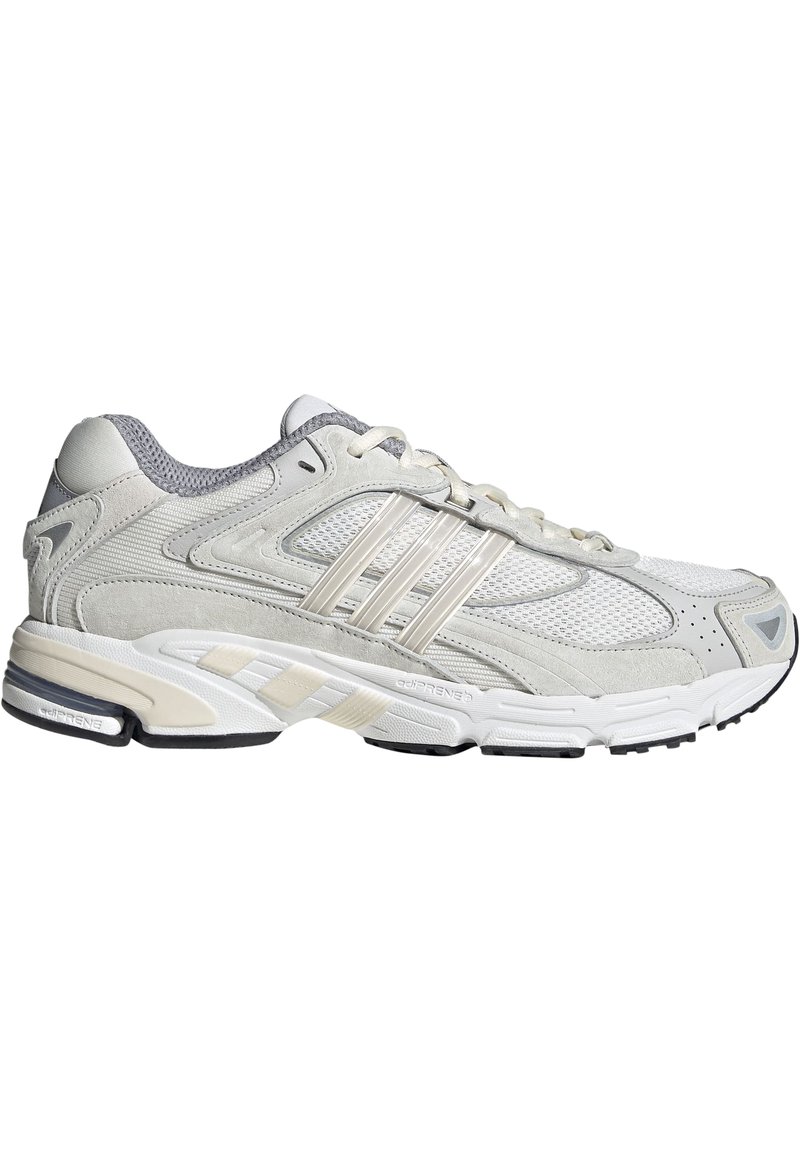 Világosszürke és fehér sportcipő hálós panelekkel, velúr díszítésekkel, három oldalsó csíkkal és párnázott talppal.