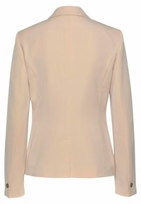 Světlý béžový přiléhavý blazer s klopovým límcem, jedním zadním rozventem a knoflíkovými akcenty na rukávech. Hladká textura, upravená silueta.