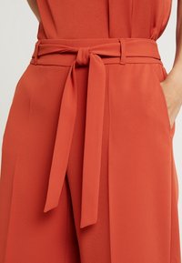 Taifun Broek - metallic red