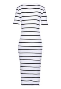 Robe rayée avec une texture côtelée, manches courtes et une coupe arrivant au genou. Rayures horizontales noires et blanches avec un col rond.