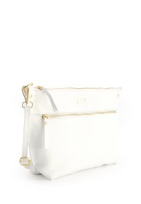 Weißes Lederhandtasche mit strukturiertem Finish, ausgestattet mit goldfarbenen Details, zwei mit Reißverschluss versehenen Taschen und einem abnehmbaren Tragegurt.