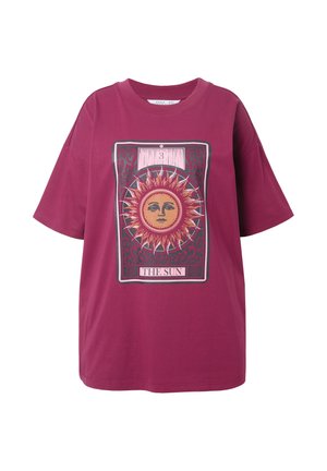 T-shirt surdimensionné violet avec un graphique de carte de tarot représentant un visage de soleil, des flammes et le texte "LE SOLEIL" en dessous de l'image.
