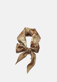 Pañuelo de seda en marrón y beige con un diseño estampado que presenta bolsas. El pañuelo está anudado en un lazo con dos extremos largos y fluidos.