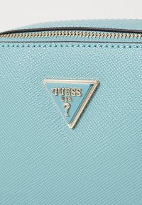 Guess NOELLE CROSSBODY CAMERA - Borsa a tracolla - teal