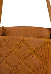 Tasche aus braunem Leder mit genähtem Rautenmuster und dekorativen X-förmigen Akzenten, ausgestattet mit einem Schulterriemen.