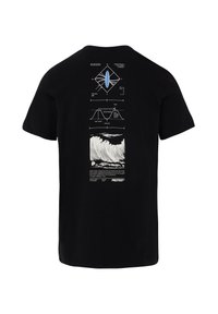 T-shirt noir avec des schémas techniques blancs et des illustrations de vagues océaniques et d'une planche de surf au dos, incluant du texte et le nom de la marque Protest.
