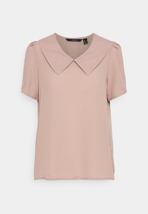 Lyserød kortærmet bluse med bred, spids krave og subtile plisseringer på skuldrene, vist på en ensfarvet lys baggrund.