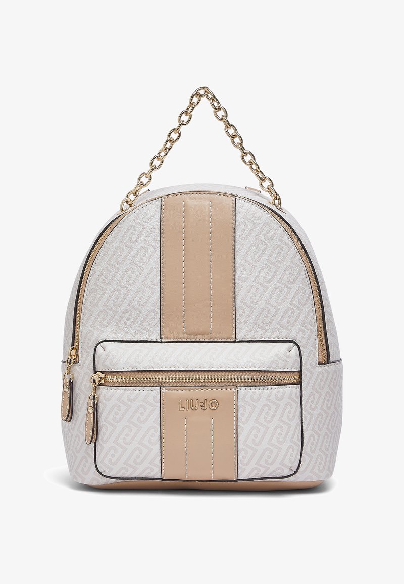 Petit sac à dos Liu Jo blanc et beige avec des fermetures éclair dorées et une poignée chaîne, doté d'une poche zippée sur le devant et d'un motif monogramme subtil.