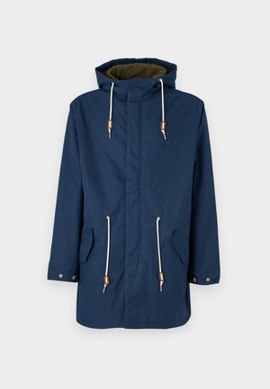 Marineblauer wasserdichter Mantel mit Kapuze, verstellbaren Kordeln, zwei Fronttaschen und bronzenen Akzenten. Glatte Textur, lässiges Design.