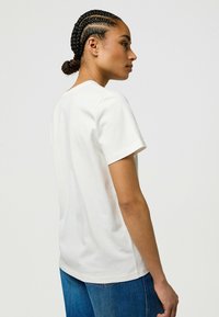 Wrangler SHORT SLEEVE GRAPHIC - REGULAR FIT - T-shirt print - worn white