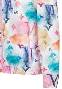 Meerkleurige lichtgewicht jas met een aquarelpatroon, voorzien van roze accenten, ritsen en logo ontwerpen in blauwe en rode tinten.