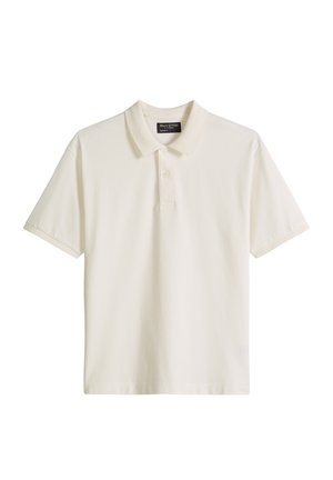 Biała koszulka polo z krótkim rękawem, prążkowanym kołnierzykiem i listwą na dwa guziki, ułożona płasko na białym tle.
