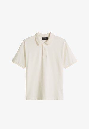 Biała koszulka polo z krótkim rękawem, prążkowanym kołnierzykiem i listwą na dwa guziki, ułożona płasko na białym tle.