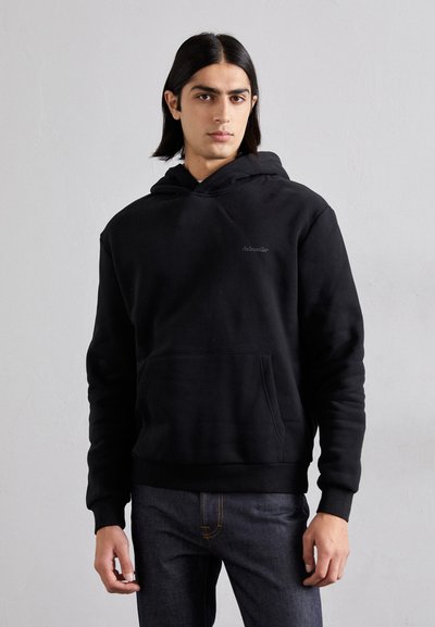 Sweat-shirt à capuche noir en tissu doux, doté d'une poche kangourou et d'un logo discret sur la poitrine. Les poignets et l'ourlet sont côtelés.