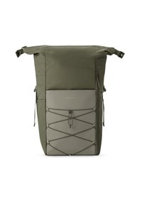 Sac à dos vert à rabat, avec une partie supérieure texturée, une poche inférieure lisse dotée d'un design à cordon élastique et une poche latérale zippée.