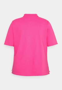 Korte mouwen poloshirt in felroze katoen, voorzien van een klassieke kraag en zijsplitten voor een makkelijke beweging. Gladde textuur, casual pasvorm.