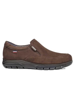 Calzado marrón de ante tipo slip-on con suela de goma negra. Presenta paneles laterales elásticos para facilitar su uso y una etiqueta de la marca sutil en el lateral.