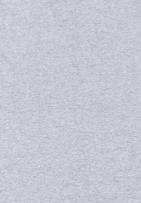 Tela gris con una textura suave, que presenta un sutil patrón jaspeado. La superficie es uniforme sin ningún patrón o decoración visible.