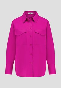 Fuchsia knoopschema met een kraag, twee borstzakken en lange mouwen. Gladde stof met een glanzende afwerking.