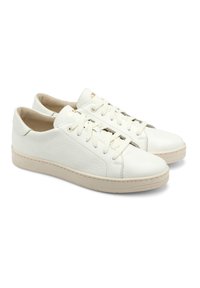 Sneaker in pelle bianca con finitura testurizzata, punta tonda e lacci tono su tono. Suola in gomma leggera con branding discreto sul lato.