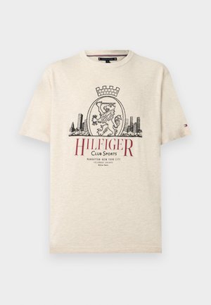 Μπεζ κοντομάνικο βαμβακερό μπλουζάκι με γραφικό σχέδιο που απεικονίζει λιοντάρι, κορώνα και κείμενο σε μαύρο και βουργουνδί.