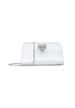 Clutch metallico argento con superficie liscia, forma rettangolare, tracolla a catena e chiusura decorata con un design a fiore.
