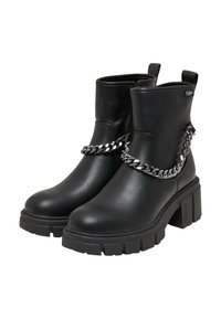 Botas de tobillo de cuero negro con suela gruesa, detalle de cadena plateada y lengüetas en la parte posterior. Textura suave y diseño de puntera redondeada.