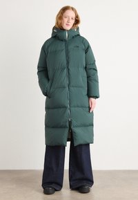 Lacoste Abrigo de plumas - sinople/lapland