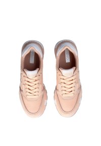 Sneakers a rete pesca con accenti bianchi, lacci testurizzati e colletto imbottito. Presentano una suola in gomma resistente e un design traspirante.