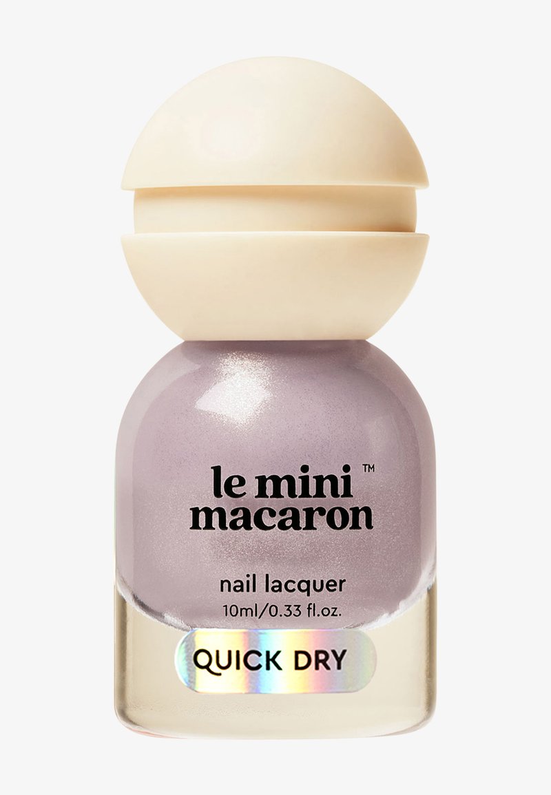 Botella compacta de esmalte de uñas de lavanda con tapa en forma de macaron color crema, etiquetada con "le mini macaron" y "secado rápido" en una pegatina holográfica.